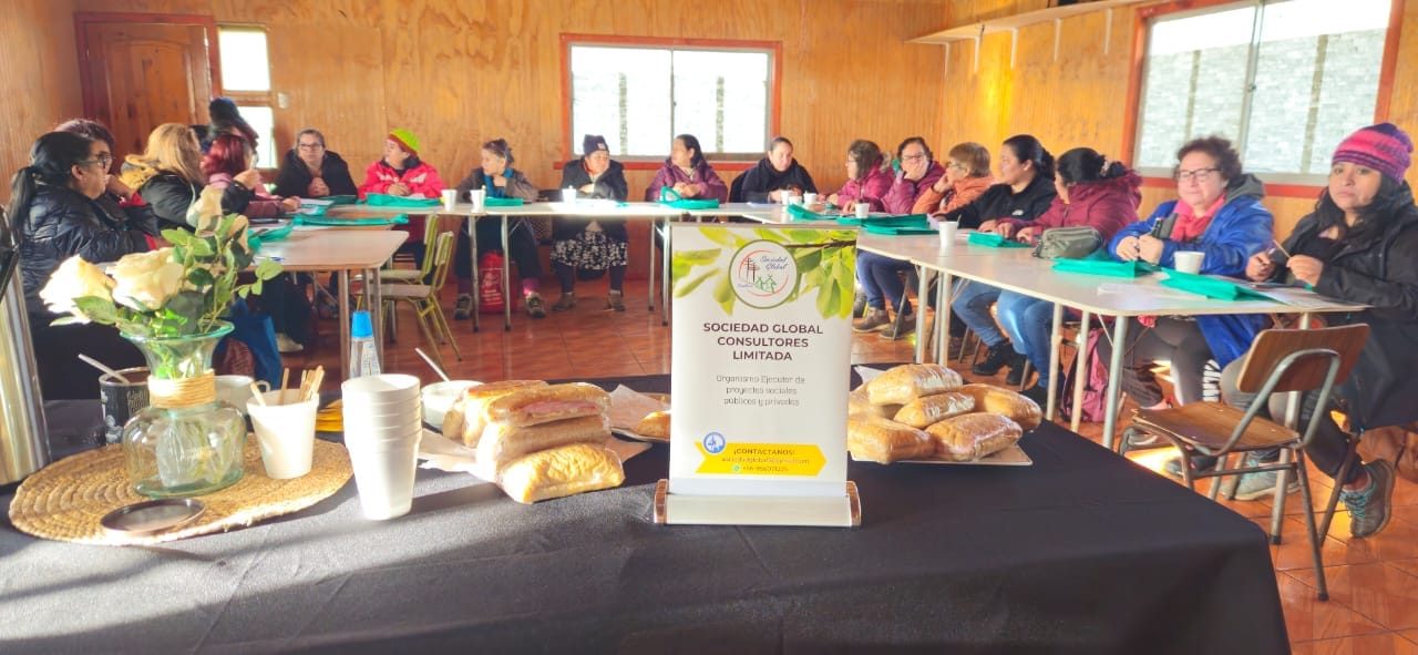 Participantes trabajando en un taller de fortalecimiento de capacidades