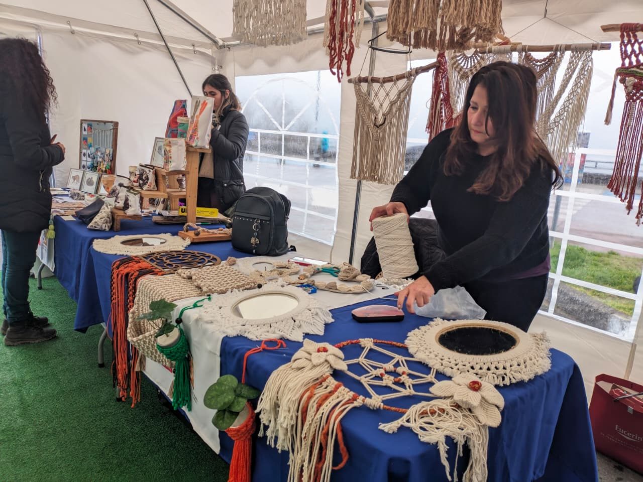 Feria de emprendedores con productos locales apoyada por Sociedad Global Consultores