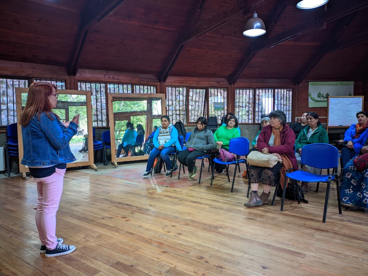 Facilitadora de Sociedad Global Consultores presentando ante un grupo de participantes