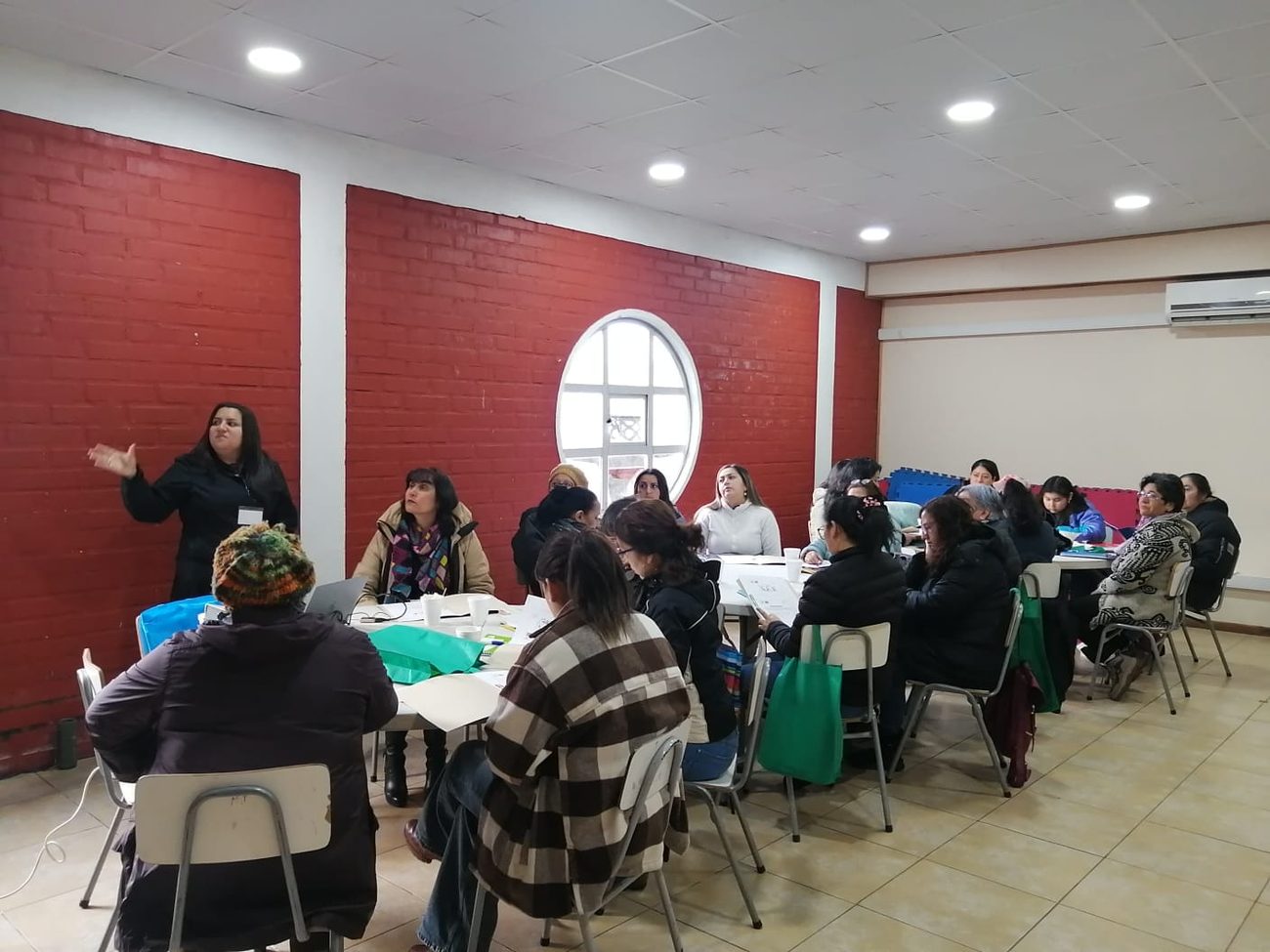 Asesoría y acompañamiento a emprendedores en un taller de Sociedad Global Consultores