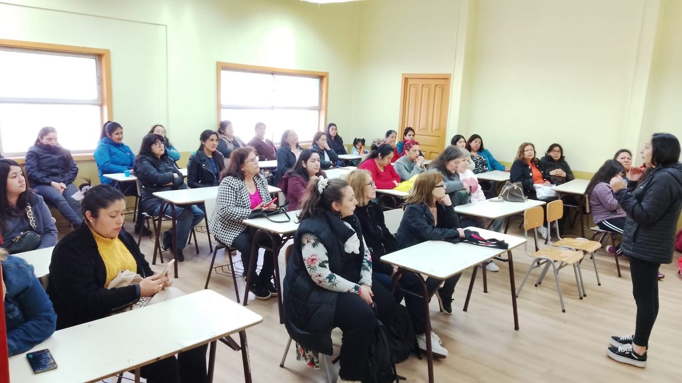 Capacitación y taller con participantes en una sala de La Araucanía